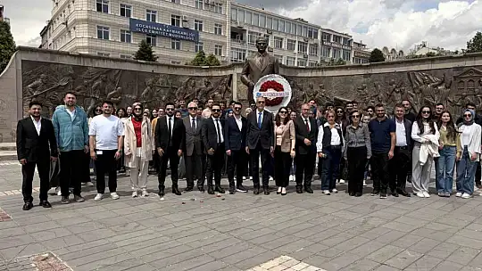 Püsküllü: 'Eczacılar, ilacın güvenli, etkili ve bilinçli kullanımında sağlık sisteminin vazgeçilmez bir parçasıdır'