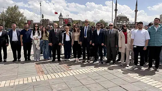 Püsküllü: 'Eczacılar, ilacın güvenli, etkili ve bilinçli kullanımında sağlık sisteminin vazgeçilmez bir parçasıdır'