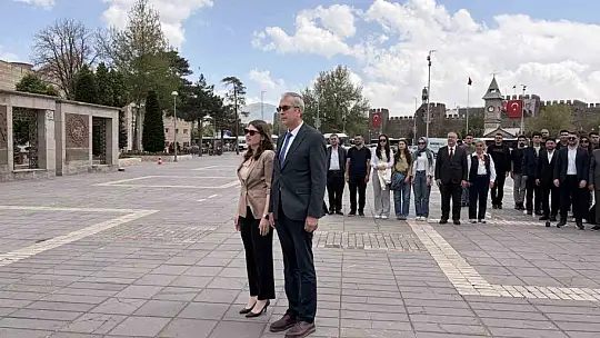 Püsküllü: 'Eczacılar, ilacın güvenli, etkili ve bilinçli kullanımında sağlık sisteminin vazgeçilmez bir parçasıdır'