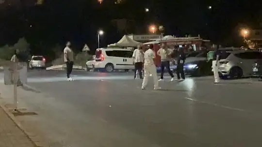 Rahatlıkları pes dedirtti: İşlek caddede top oynadılar