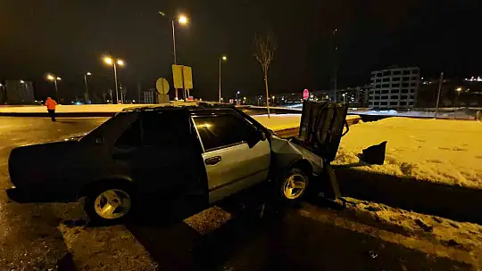 Refüje çarpan Fiat Tofaş perte çıktı: 3 yaralı