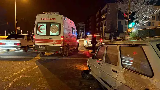 Refüje çarpan otomobilde sürücü yaralandı
