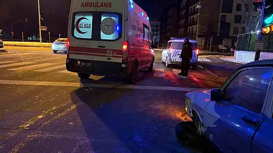 Refüje çarpan otomobilde sürücü yaralandı