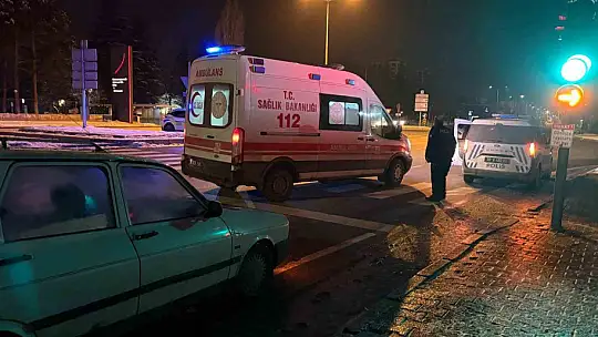 Refüje çarpan otomobilde sürücü yaralandı