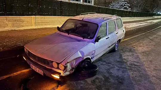 Refüje çarpan otomobilde sürücü yaralandı