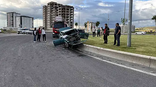 Refüje çıkan otomobil hurdaya döndü: 1'i ağır 4 yaralı