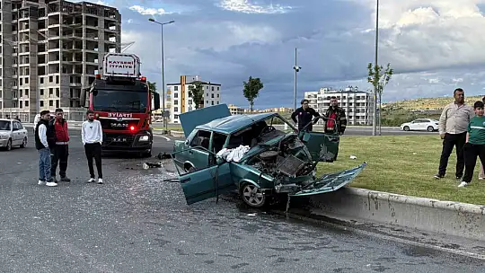 Refüje çıkan otomobil hurdaya döndü: 1'i ağır 4 yaralı
