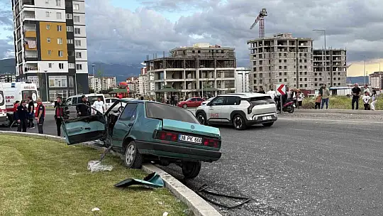 Refüje çıkan otomobil hurdaya döndü: 1'i ağır 4 yaralı