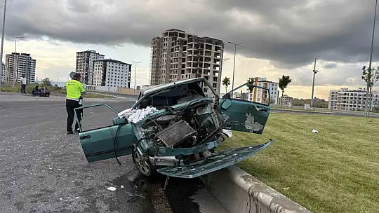 Refüje çıkan otomobil hurdaya döndü: 1'i ağır 4 yaralı
