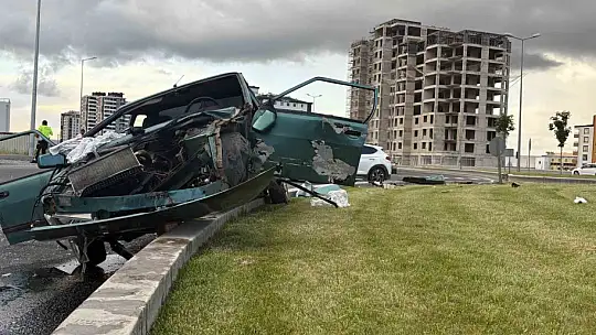 Refüje çıkan otomobil hurdaya döndü: 1'i ağır 4 yaralı