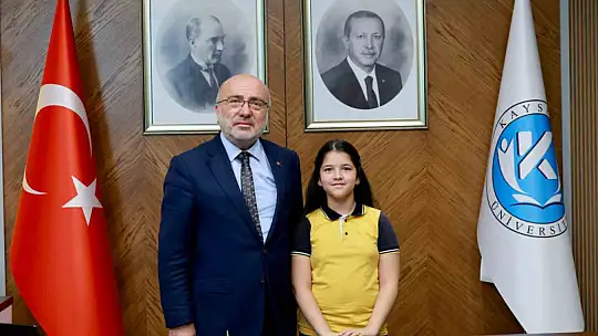 Rektör Karamustafa, koltuğunu 4. sınıf öğrencisine devretti
