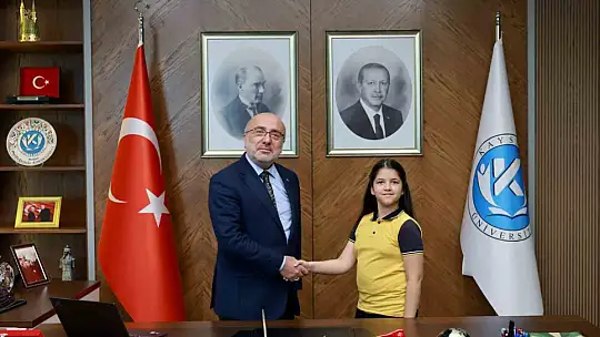 Rektör Karamustafa, koltuğunu 4. sınıf öğrencisine devretti