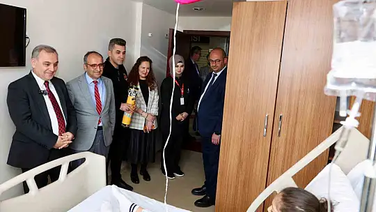Rektör Prof. Dr. Altun'dan tedavi gören çocuklara 23 Nisan ziyareti