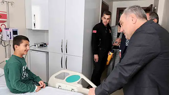 Rektör Prof. Dr. Altun'dan tedavi gören çocuklara 23 Nisan ziyareti