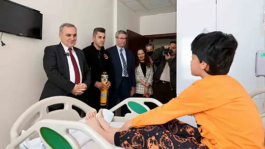 Rektör Prof. Dr. Altun'dan tedavi gören çocuklara 23 Nisan ziyareti