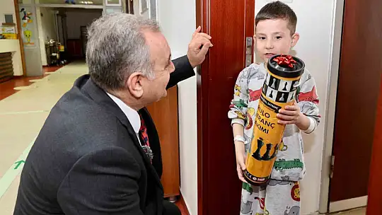 Rektör Prof. Dr. Altun'dan tedavi gören çocuklara 23 Nisan ziyareti