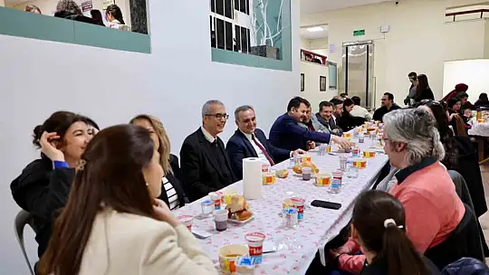 Rektör Prof. Dr. Altun, Eczacılık Fakültesi öğrencileri ile iftar yaptı