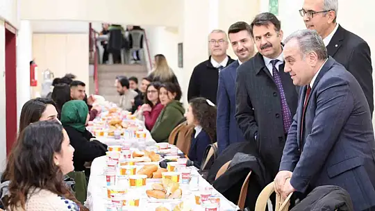 Rektör Prof. Dr. Altun, Eczacılık Fakültesi öğrencileri ile iftar yaptı