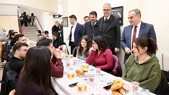 Rektör Prof. Dr. Altun, Eczacılık Fakültesi öğrencileri ile iftar yaptı