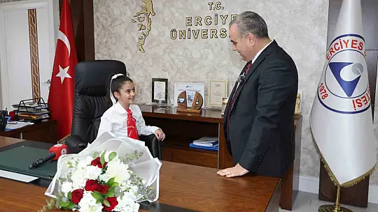 Rektör Prof. Dr. Altun, koltuğunu Minik Emine Defne'ye devretti