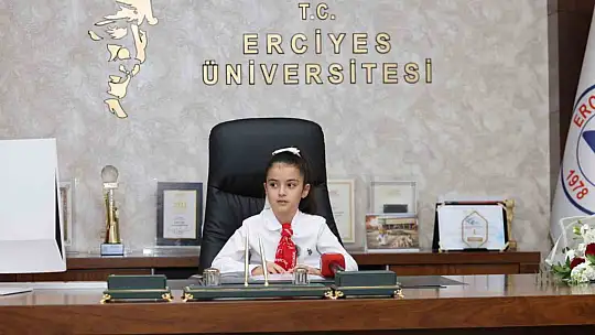 Rektör Prof. Dr. Altun, koltuğunu Minik Emine Defne'ye devretti