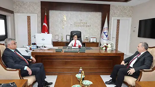 Rektör Prof. Dr. Altun, koltuğunu Minik Emine Defne'ye devretti