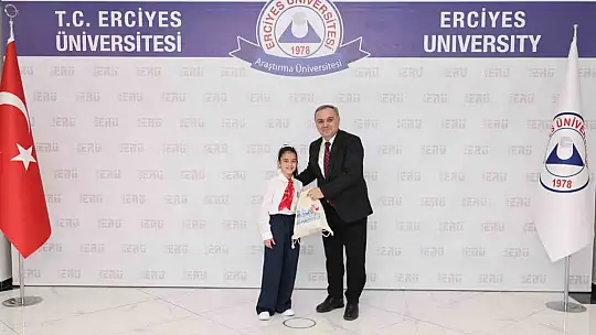 Rektör Prof. Dr. Altun, koltuğunu Minik Emine Defne'ye devretti