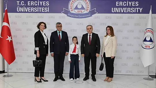 Rektör Prof. Dr. Altun, koltuğunu Minik Emine Defne'ye devretti