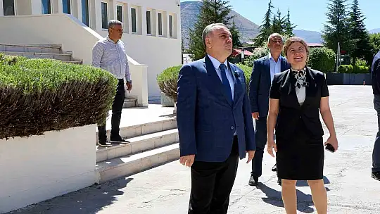 Rektör Prof. Dr. Altun, Mimarlık Fakültesi'ndeki tamamlanan tadilat çalışmalarını yerinde inceledi