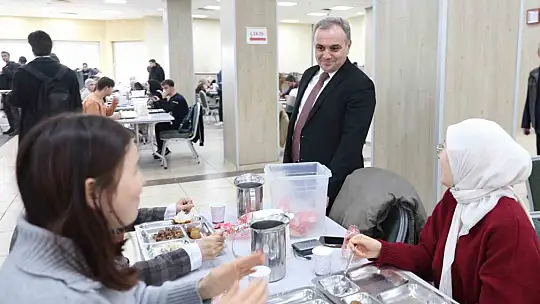 Rektör Prof. Dr. Altun, öğrenciler ile yemek yedi