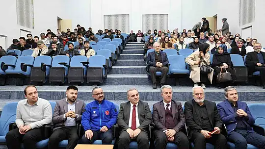 Rektör Prof. Dr. Altun, öğrencilerle kitap tahlili yaptı