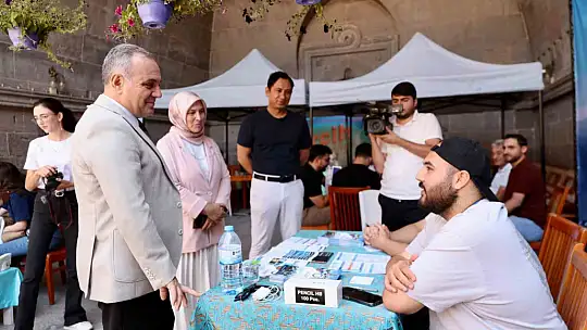 Rektör Prof. Dr. Fatih Altun, tercih danışmanlığı standında öğrenciler ile buluştu