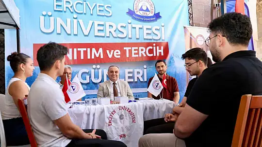 Rektör Prof. Dr. Fatih Altun, tercih danışmanlığı standında öğrenciler ile buluştu