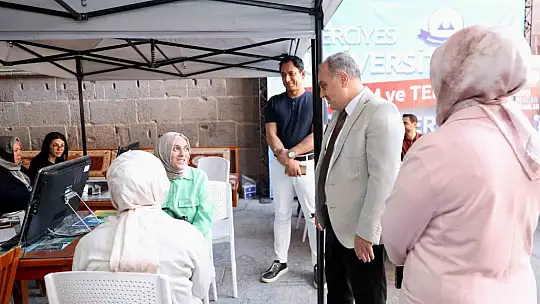 Rektör Prof. Dr. Fatih Altun, tercih danışmanlığı standında öğrenciler ile buluştu