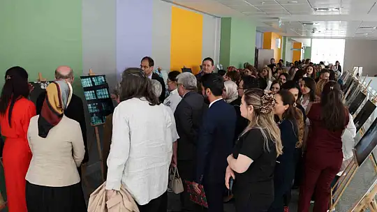 Sağlık çalışanlarının gözünden ebeler ve hemşireler objektiflere yansıdı