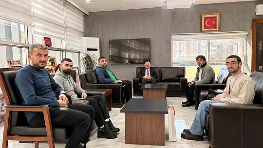 Şampiyon sporcudan Kabakcı'ya anlamlı hediye