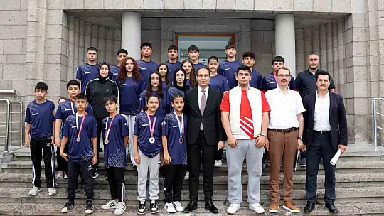 Şampiyon sporculardan İl Sağlık Müdürü Erşan'a ziyaret
