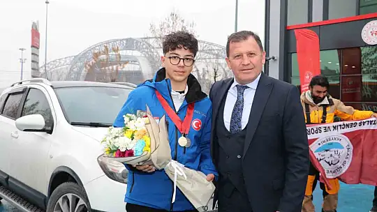 Şampiyon sporcuya coşkulu karşılama