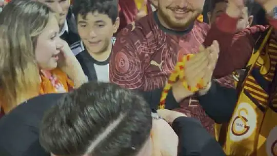 Şampiyonluk kutlamalarında evlilik teklifi sürprizi