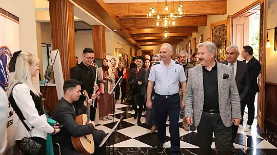 Sanat Merkezi'nde karma resim sergisi açıldı