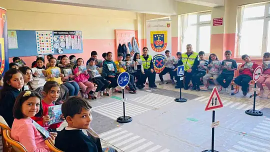 Sarıoğlan'da öğrencilere trafik eğitimi verildi
