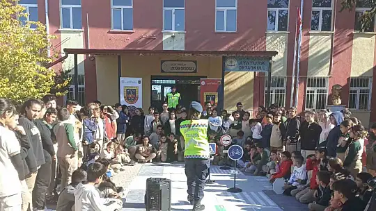 Sarıoğlan'da öğrencilere trafik eğitimi verildi