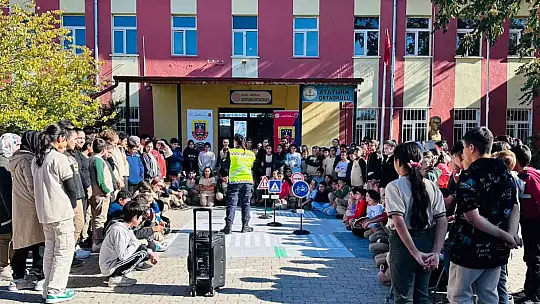 Sarıoğlan'da öğrencilere trafik eğitimi verildi
