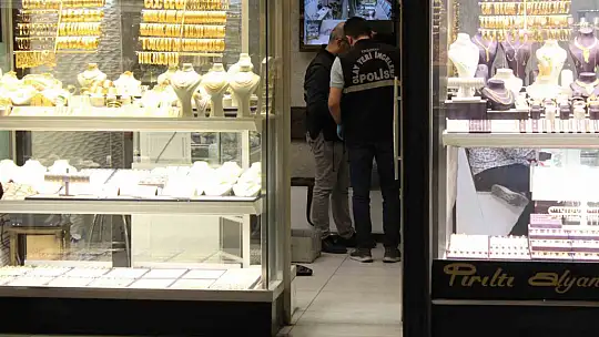 Sarrafı soymak için kılık değiştirmiş