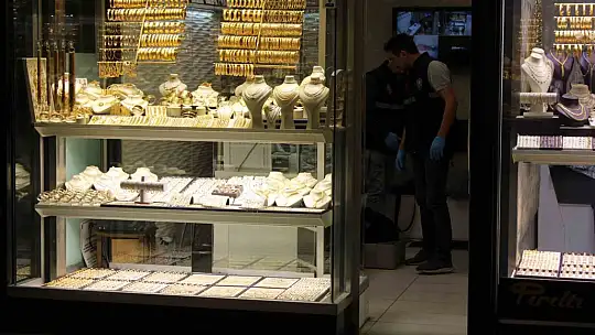 Sarrafı soymak için kılık değiştirmiş