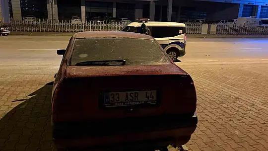 Sattığı otomobilin parasını beklerken, kazalı haliyle karşılaştı