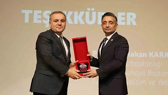 Savunma Sanayii Başkan Yardımcısı Prof. Dr. Hakan Karataş ERÜ'de konferans verdi