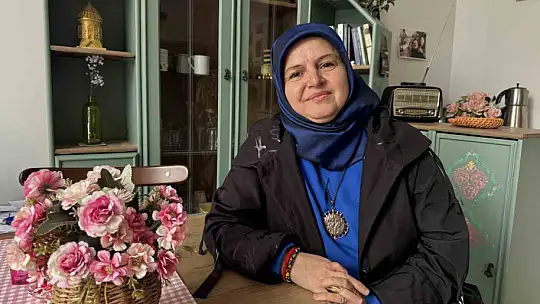 Şehir merkezine inen tilki kimseye aldırış etmeden karnını doyurdu