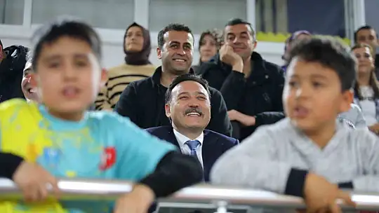 Şehir protokolü ile ERVA Sporcuları futbol maçında karşı karşıya geldi