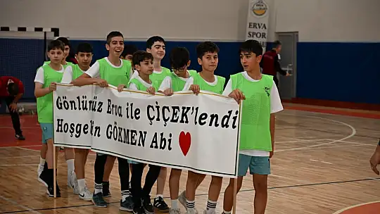 Şehir protokolü ile ERVA Sporcuları futbol maçında karşı karşıya geldi